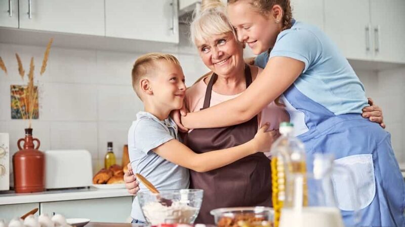 Podaruj fartuszek kuchenny z nadrukiem babci lub dziadkowi w dniu ich święta!