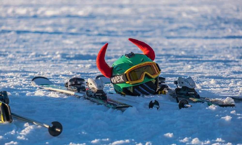 Kaski narciarskie dla początkujących – na co zwracać uwagę?