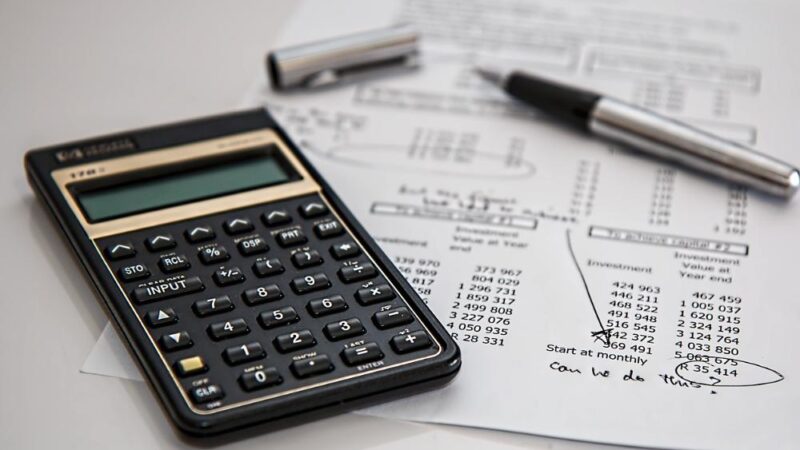 Jak unikać nadmiernej pewności siebie w podejmowaniu decyzji finansowych?