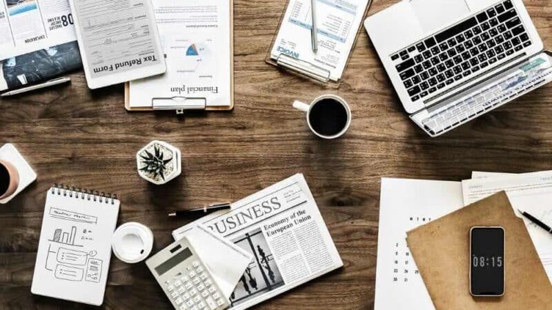 Jak psychologia tłumu wpływa na inwestowanie na giełdzie?