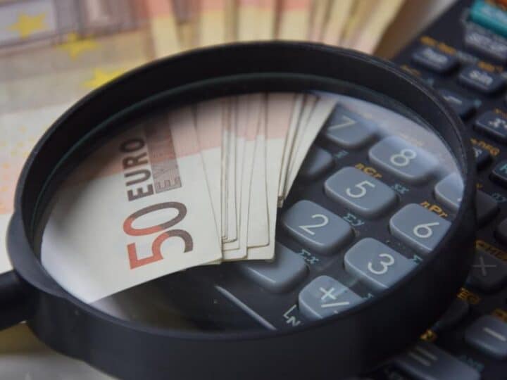 Jak emocje wpływają na nasze decyzje finansowe?