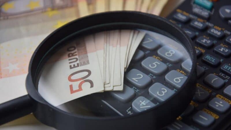 Jak emocje wpływają na nasze decyzje finansowe?