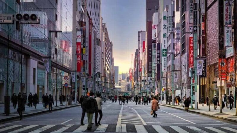 Infrastruktura drogowa w miastach i na wsiach – kluczowe różnice i ich wpływ na codzienne życie