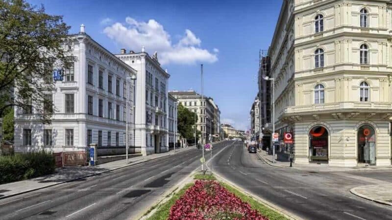 Jakie wyzwania stwarza ruch samochodowy w centrach miast?