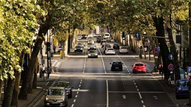 Jak motoryzacja wpływa na jakość powietrza w miastach: wyzwania i rozwiązania