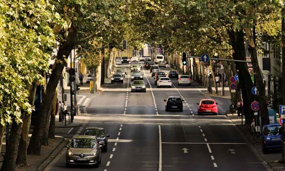 Jak motoryzacja wpływa na jakość powietrza w miastach: wyzwania i rozwiązania